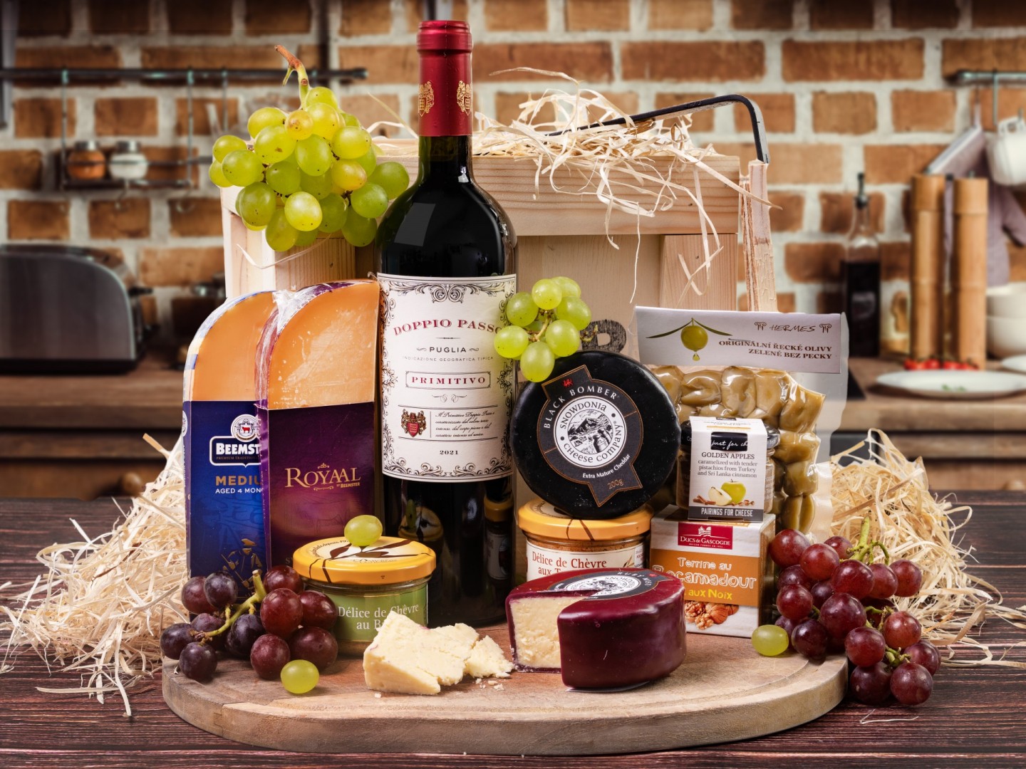 Darčeková debna so syrom a červeným vínom